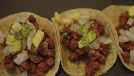 Wunderschöne-Aufnahme-Von-Oben-Einer-Reihe-Von-Beef-Tacos-Mit-Frisch-Gekochtem-Obst-Und-Gemüse-In-Einem-Mexikanischen-Restaurant