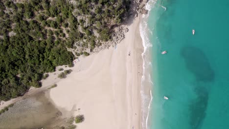 Arena-Blanca-Y-Mar-Turquesa,-Hermoso-Paisaje-De-Playa-En-La-Costa-Italiana