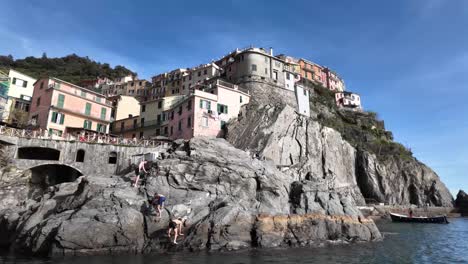 Panoramic-view-of-cliffs-and-stones-with-houses-nestled-on-them-in-Manarola,-Italy,-capturing-the-charm-and-beauty-of-this-coastal-village