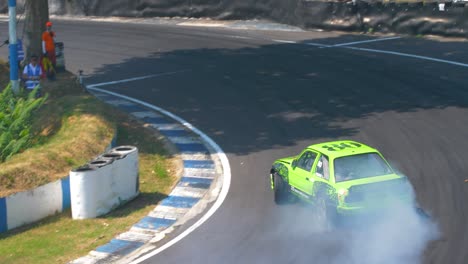 Coches-De-Carreras-A-La-Deriva-Y-Quemando-Neumáticos-Con-Mucho-Humo.