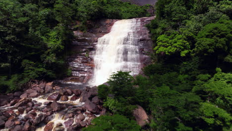 Volando-Hacia-La-Segunda-Cascada-Del-Salto-Ángel-Que-Fluye-A-Través-De-Matorrales-Verdes-Del-Bosque-En-El-Parque-Nacional-Canaima,-Venezuela