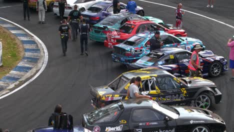 Exposición-De-Autos-De-Carrera-En-Las-Pistas-De-Carreras