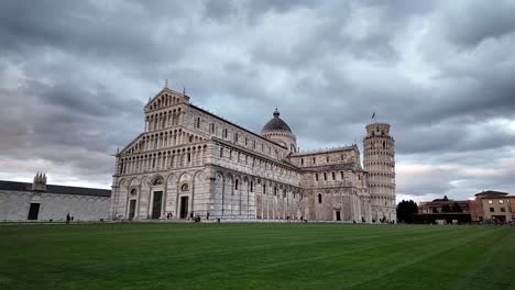 Blick-Auf-Die-Kathedrale-Von-Pisa-In-Pisa,-Italien,-An-Einem-Bewölkten-Tag,-Der-Ihre-Atemberaubende-Architektur-Und-Historische-Bedeutung-Als-Berühmtes-Wahrzeichen-Zur-Schau-Stellt