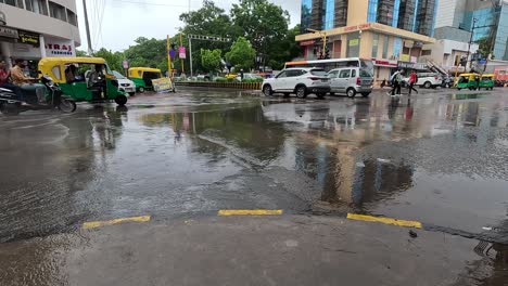 La-Lluvia-Comienza-De-Nuevo-En-La-Carretera-Inundada.