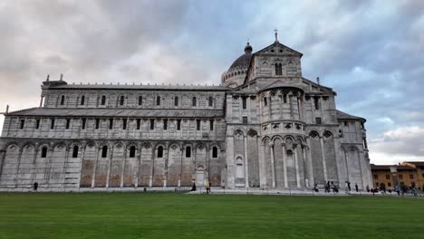 Pisa-medieval-Cathedral-and-leaning-tower-of-Pisa-in-Italy,-tourist-attraction