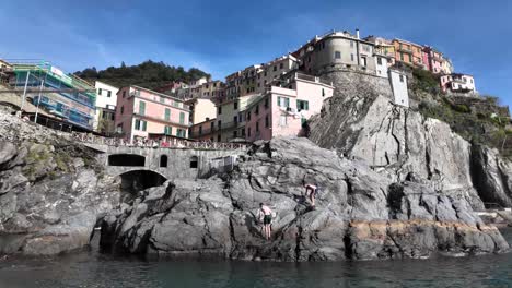 Malerische-Aussicht-Auf-Die-Klippen-Und-Steine-Mit-Den-Darauf-Eingebetteten-Häusern-In-Manarola,-Italien,-Die-Den-Charme-Und-Die-Schönheit-Dieses-Küstendorfes-Einfangen