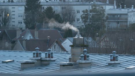 Rauch-Aus-Dem-Schornstein-Auf-Dem-Dach---Industriefabrik