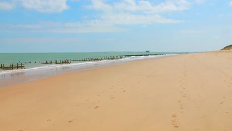 Sonnige-Küste-Des-Strandes-Der-Insel-Oléron-Mit-Fort-Boyard-In-Der-Ferne-An-Der-Westküste-Frankreichs