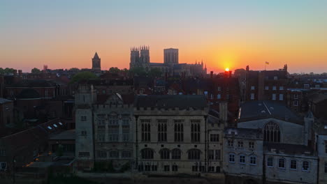 Toma-Aérea-Con-Dron-Del-Horizonte-De-La-Ciudad-De-York,-Con-La-Catedral-De-York-Y-El-Guildhall-Al-Amanecer