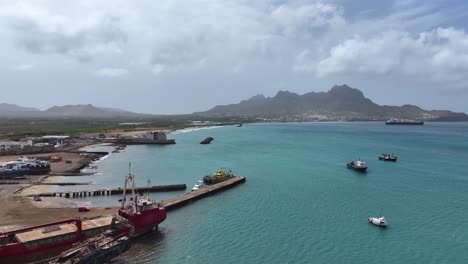 Vista-Aérea-Del-Puerto-Pesquero-Y-La-Costa-De-Mindelo,-Isla-De-Sao-Vicente,-Cabo-Verde