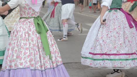 Grupo-De-Mujeres-Falleras-Con-Atuendo-Tradicional-Valenciano,-Arremolinándose-Durante-Un-Baile-En-Sagunto.