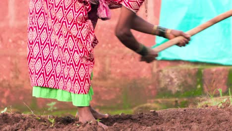 Primer-Plano-De-Una-Señora-Comiendo-En-Un-Terreno-Agrícola