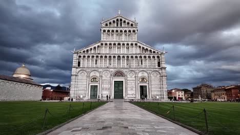 Vorderansicht-Der-Kathedrale-Von-Pisa-In-Pisa,-Italien,-An-Einem-Bewölkten-Tag,-Die-Die-Architektonische-Schönheit-Und-Historische-Bedeutung-Dieses-Wahrzeichens-Hervorhebt