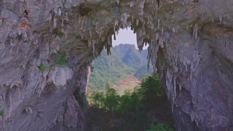 Dieses-Filmmaterial-Zeigt-Eine-Nahaufnahme-Des-Angel-Eye-Mountain-In-Nordvietnam-Per-Drohne