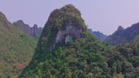 Dieses-Filmmaterial-Fängt-Die-Atemberaubende-Schönheit-Des-Angel-Eye-Mountain-In-Cao-Bang-Ein