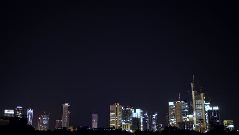 Paisaje-Urbano-De-Frankfurt-Por-La-Noche-Con-Rascacielos-Iluminados,-Time-lapse