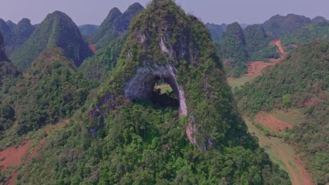 Este-Impresionante-Video-Con-Dron-Captura-El-Impresionante-Paisaje-De-La-Montaña-Angel-Eye-En-Cao-Bang,-Vietnam-Del-Norte.