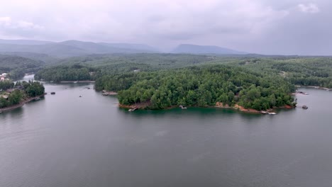 Lago-James,-Carolina-Del-Norte,-Con-Table-Rock-Al-Fondo