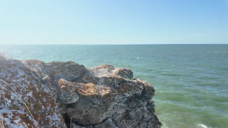 El-Paisaje-Muestra-Acantilados-Escarpados-Que-Se-Encuentran-Con-Las-Olas-Azules-Del-Mar-De-Azov-Bajo-Un-Cielo-Azul-Claro.