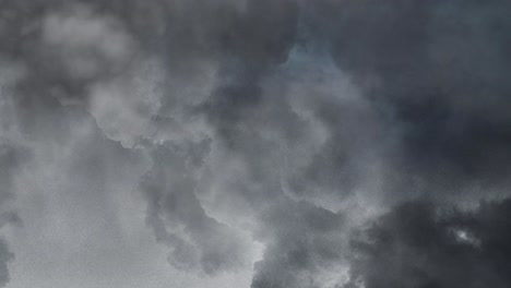 Starkes-Gewitter-In-Schwarzen-Wolken-4k