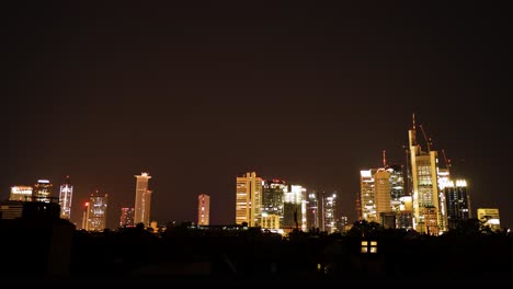 Zeitraffer-Der-Frankfurter-Skyline-Bei-Nacht-Beleuchtet