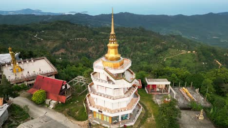 Un-Dron-Gira-Alrededor-De-Un-Templo-Pagoda-De-Buda-Y-Revela-Un-Impresionante-Paisaje-Marino-De-La-Playa-De-Koh-Samui-En-Una-Isla-Tropical