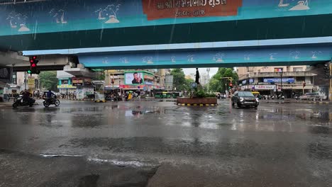 Wasserpfützen-Sind-Auf-Der-Straße-Rund-Um-Die-Brücke-Im-Anhaltenden-Regen-Zu-Sehen