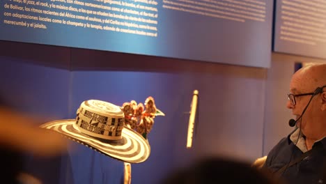 Reiseleiter-Im-Karnevalsmuseum-Von-Barranquilla