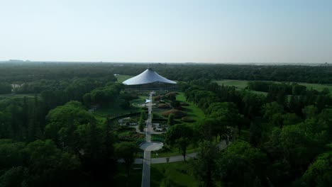 Aproximación-Cinematográfica-Con-Drones-Al-Invernadero-De-Hojas-En-El-Parque-Assiniboine-De-Winnipeg