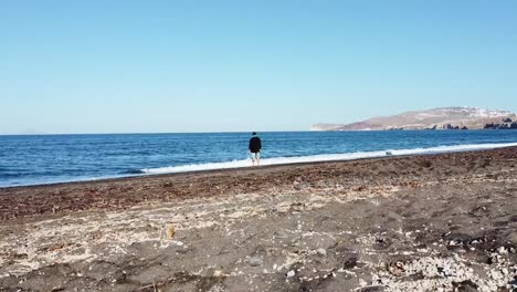 Órbita-En-La-Playa-De-Vlychada,-Santorini