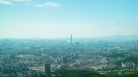 Alejándose-Del-Distrito-De-Jamsil,-La-Torre-Lotte-World-Revela-El-Horizonte-De-La-Ciudad-De-Seúl-En-Un-Día-De-Verano