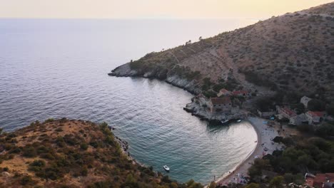 Vista-Aérea-Con-Dron-De-Una-Bahía-Turquesa-En-La-Isla-De-Hvar