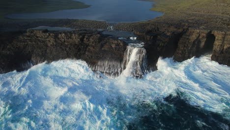 Puesta-De-Sol-En-El-Lago-Sorvagsvatn-En-Las-Islas-Feroe:-El-Impacto-De-Las-Olas-En-La-Cascada