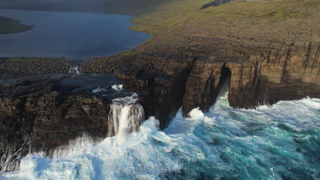 Der-Tanz-Von-Sonne-Und-Wellen:-Wasserfall-Am-See-Leitisvatn-Bei-Sonnenuntergang-Auf-Den-Färöer-Inseln