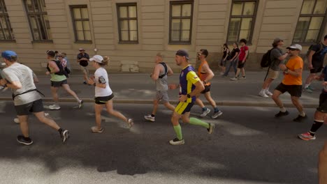 Corredores-Que-Participan-En-El-Maratón-De-Estocolmo-En-Un-Día-Soleado-En-Suecia