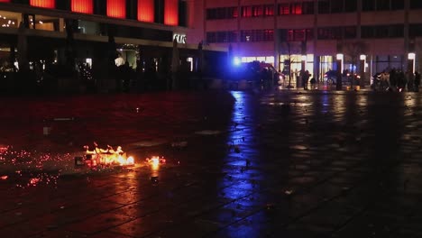 Rettungswagen-Mit-Blinkenden-Notlichtern-Und-Brennenden-Trümmern-Im-Vordergrund