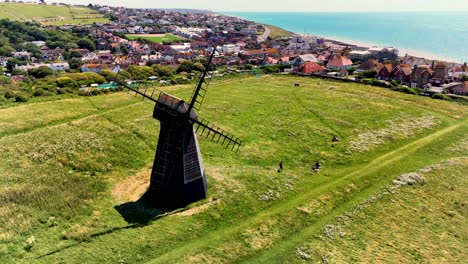 Imágenes-De-Drones-En-4k-Del-Hermoso-Molino-De-Viento-Negro-En-Rottingdean,-Sussex