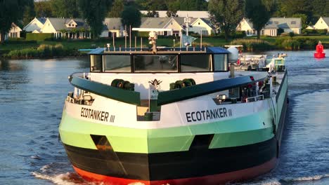 Detailansicht-Des-Ecotankers-III-Während-Seiner-Fahrt-Durch-Barendrecht