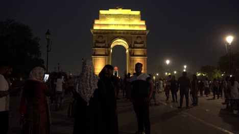 Touristen-Am-India-Gate-In-Der-Nacht