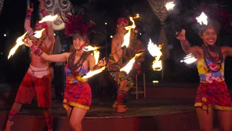 Attraktive-Balinesische-Mädchen-Feuerjongleure-Führen-Afrikanische-Rhythmus-Feuertanz-Show-In-Der-Nacht-Bali-Safari-Und-Marine-Park,-Indonesien