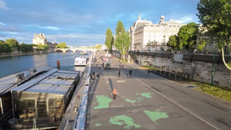 Die-Franzosen-Vor-Ort-Machen-Street-Workouts,-Während-Die-Sonne-Die-Prächtige-Pariser-Innenstadt-Entlang-Der-Seine-Ufer-Erhellt