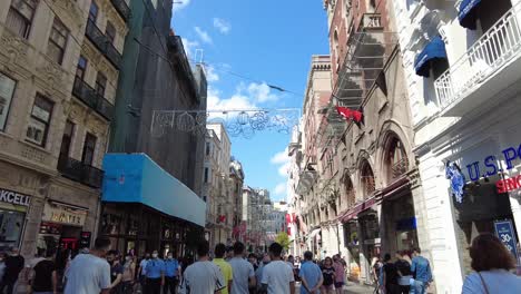 La-Bulliciosa-Calle-De-Taksim-Está-Llena-De-Turistas-Que-Exploran-Restaurantes,-Tiendas-Y-Hoteles.