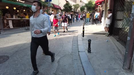 Crowd-of-young-people-walking-on-the-street