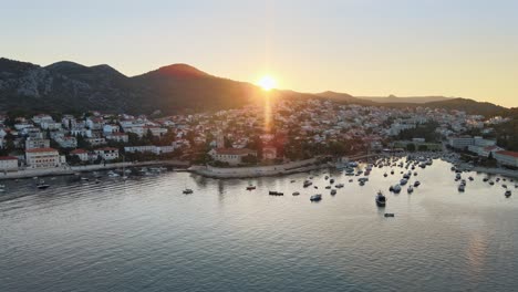 Vista-Aérea-Tomada-Con-Un-Dron-Sobre-La-Bahía-Del-Casco-Antiguo-De-Hvar-Al-Atardecer