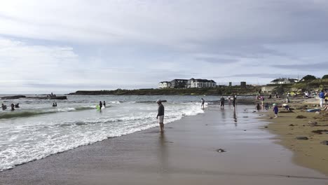 Strand-An-Der-Westküste-Irlands-An-Einem-Sonnigen-Sommertag---Die-Wellen-Sind-Groß-Und-Die-Leute-Genießen-Den-Tag-Am-Strand---Spanish-Point,-Irland