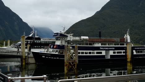 Milford-Sound-Marina-Mit-Einem-Terminal-Für-Touristische-Kreuzfahrtschiffe,-Neuseeland