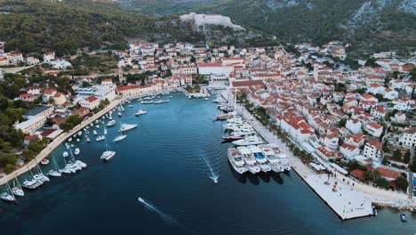 Vogelperspektive-Mit-Einer-Drohne-Der-Bucht-Von-Hvar-Voller-Boote-Und-Segelyachten