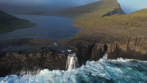 Paisajes-Del-Lago-Leitisvatn,-Islas-Feroe:-Puesta-De-Sol-Dorada-Y-Olas-Rugientes