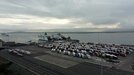 Vista-Aérea-Del-Puerto-De-Ferry-De-Holyhead-Sobre-Camiones-Que-Se-Cargan-En-La-Terminal-De-Stena-Line-Para-Un-Viaje-A-Irlanda