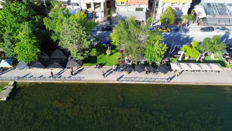 Kastoria,-Griechenland,-Orestiada-See,-Region-Mazedonien,-Luftaufnahme-Von-Stadtgebäuden-Mit-Orangefarbenem-Dach